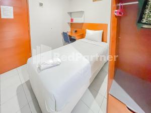 Rúm í herbergi á Sang Surya GuestHouse Syariah Near RS Hasan Sadikin Mitra RedDoorz