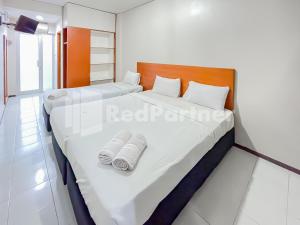 Rúm í herbergi á Sang Surya GuestHouse Syariah Near RS Hasan Sadikin Mitra RedDoorz