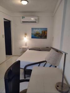 una camera con letto, sedia e tavolo di Casa de Cielo y Mar en Cancún a Cancún