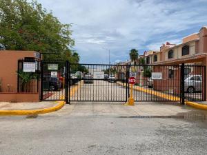 a gate with a stop sign in front of a street at Casa de Cielo y Mar en Cancún in Cancún