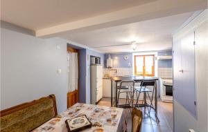 - une cuisine avec des murs bleus, une table et des chaises dans l'établissement Pet Friendly Home In Natzwiller With Kitchen, à Natzwiller