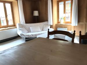 een woonkamer met een tafel en een bank bij Apartment Walter in Vals