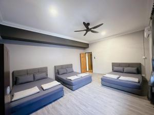 sala de estar con 2 sofás y ventilador de techo en B04 Modern Deluxe Homestay, en Johor Bahru