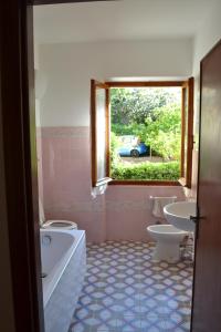 bagno con 2 servizi igienici, vasca e finestra di La Limonaia a Marciana Marina