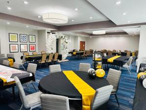 einen Konferenzraum mit schwarzen und gelben Tischen und Stühlen in der Unterkunft Holiday Inn Express Hotel & Suites Mansfield, an IHG Hotel in Mansfield
