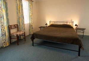 Säng eller sängar i ett rum på Spacious Relaxing Family Home in Encounter Bay
