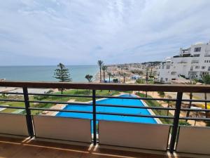 Elle comprend un balcon offrant une vue sur l'océan. dans l'établissement 1HAB en Castillo Santa Clara, à Torremolinos