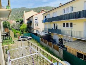 - une vue sur une rue avec des bâtiments et une voiture dans l'établissement Charmant F2 en centre-ville avec parking, balcon et équipements modernes - FR-1-703-162, à Amélie-les-Bains-Palalda