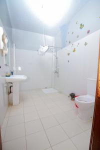 a bathroom with a toilet and a sink at Le "Grand Bleu", un bel appartement paisible, sûr et spatieux au cœur de la station balnéaire de Saly Portudal in Saly Portudal