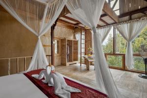 ウブドにあるJoglo Organik Guesthouseのベッドに象を2匹乗せたベッドルーム +37枚の写真