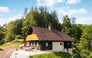 una piccola casa su una collina con alberi di 1 Bedroom Stunning Home In Oberhaag a Oberhaag