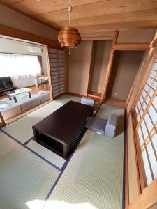 ein Zimmer mit einem Bett und einem Sofa in einem Zimmer in der Unterkunft Kitaizu North Private House - Vacation STAY 14216 in Numazu