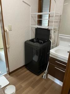 uma pequena casa de banho com WC e lavatório em Kitaizu North Private House - Vacation STAY 14216 em Numazu