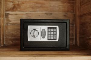 ウブドにあるJoglo Organik Guesthouseの室内のモノクロリモコン