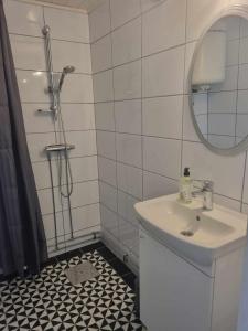 a bathroom with a sink and a shower with a mirror at Rönnås in Tvååker