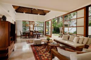 uma sala de estar com um sofá e uma mesa em Jimbaran Beach Villas by Nakula em Jimbaran