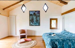 - une chambre avec un lit et une chaise dans l'établissement Amrita Rosa, à Castellamonte