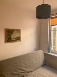 sala de estar con sofá y una foto en la pared en Sopot Green 65, en Sopot