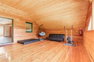 um quarto com duas camas pretas num quarto de madeira em Ranch Stojnšek House With Sauna - Happy Rentals em Rogaška Slatina