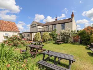 ClaythorpeにあるWesterby Lodgeの建物の庭の一群のピクニックベンチ