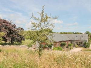 ein Haus mitten auf einem Feld in der Unterkunft Bramshurst in Broadwey