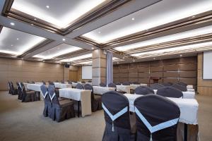 ein Konferenzraum mit Tischen und Stühlen in der Unterkunft Morninginn, Shuangfeng Platinum Huafu in Shuangfeng