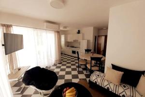 a living room with a checkered floor at Rosa apartment Mirca in Mirce