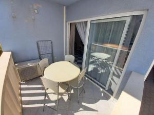 a balcony with a table and chairs on a balcony at Rosa apartment Mirca in Mirce