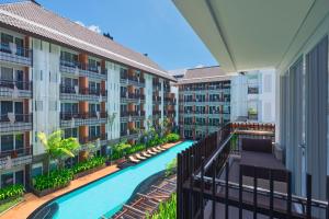 un condominio con piscina e balcone di Fairfield by Marriott Bali Kuta Sunset Road a Kuta