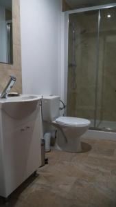 Pecineaga的住宿－Casa Laura，浴室配有卫生间、盥洗盆和淋浴。