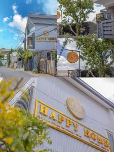 un bâtiment avec un panneau sur son côté dans l'établissement Happy Home Da Lat, à Da Thanh