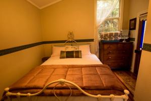 a bedroom with a bed and a window at Spetts Cottage in Walhalla