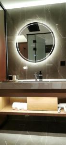 uma casa de banho com um lavatório e um espelho em Morningup Hotel, Wugang em Wugang