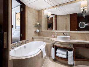 Ένα μπάνιο στο The Langham Hong Kong