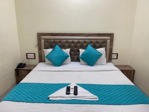 Ένα ή περισσότερα κρεβάτια σε δωμάτιο στο Hotel Apsara- Near J J Hospital Mumbai
