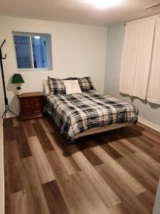 Кровать или кровати в номере Discover Elliot Lake Ontario