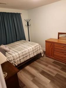 Кровать или кровати в номере Discover Elliot Lake Ontario