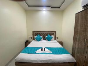 Ένα ή περισσότερα κρεβάτια σε δωμάτιο στο Hotel Apsara- Near J J Hospital Mumbai