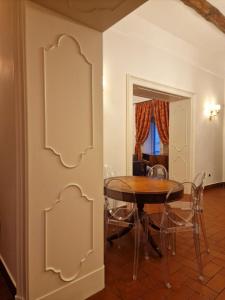 Un comedor con mesa y sillas en DOMUS SAN CARLO LUXURY, en Caserta