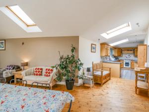 una sala de estar con un sofá y una mesa en Greenbanks, en Newport