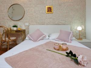 Posteľ alebo postele v izbe v ubytovaní Guesthouse Ana Trogir Old Town