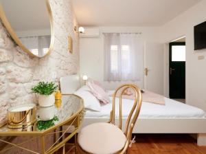 Posteľ alebo postele v izbe v ubytovaní Guesthouse Ana Trogir Old Town