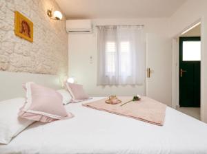Posteľ alebo postele v izbe v ubytovaní Guesthouse Ana Trogir Old Town