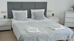 Posteľ alebo postele v izbe v ubytovaní Apartament z balkonem Lazur 250m od morza