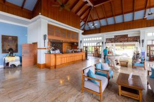 um grande átrio com cadeiras azuis e uma mesa em The Fair House Beach Resort & Hotel em Chaweng Noi Beach