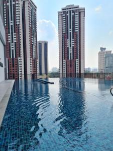 uma piscina numa cidade com edifícios altos em Chambers Suites KLCC by Moonlight em Kuala Lumpur