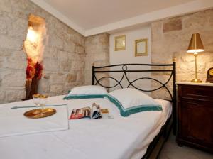 Posteľ alebo postele v izbe v ubytovaní Guesthouse Ana Trogir Old Town