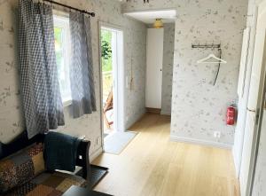 Newly built cozy cottage on the east side of Öland في فارجيستادين: غرفة معيشة مع ممر مع نافذة