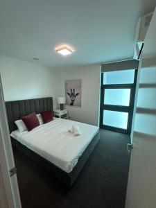Un dormitorio con una cama con una escalera. en Cozy 3BR Apartment Walking Distance to GOMA, en Brisbane