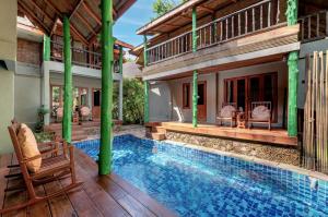 une maison avec une piscine et une terrasse dans l'établissement Peter Pan Resort @ Koh Kood, à Ko Kood
